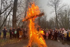 В Курске  сожгли чучело коронавируса