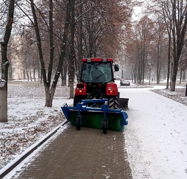 Снегоуборочная машина до обеда расчистили. Трактор для уборки снега. Щетки для трактора уборки снега. Трактор снег. Маленький трактор для уборки снега.