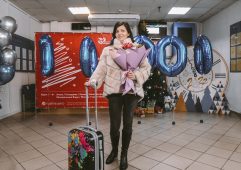 Курянка Светлана Карелина стала 100-тысячным пассажиром аэропорта