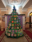 В Курске новогоднюю елку нарядили в лоскутное одеяло