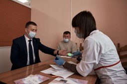 Сотрудников мэрии Курска ревакцинировали от коронавируса
