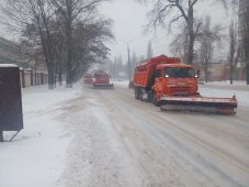 В Курске на расчистку дорог от снега вышли 43 единицы техники