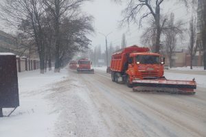 В Курске на расчистку дорог от снега вышли 43 единицы техники