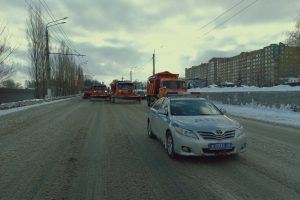 В Курске сотрудники ГИБДД помогли коммунальщикам в расчистке дорог от снега