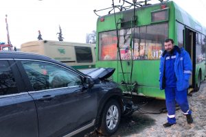 В Курске на Московской площади иномарка «поцеловала» троллейбус