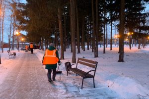 В Курске ночью улицы от снега чистили 57 спецмашин