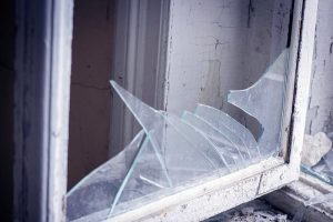 Ревнивец  разбил окна