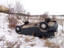 В Курской области перевернулся автомобиль, ранена женщина