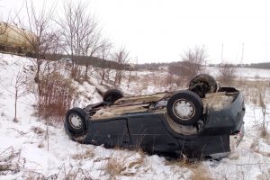 В Курской области перевернулся автомобиль, ранена женщина