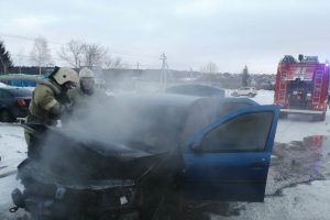 В Курске на проспекте Дериглазова сгорел автомобиль Renault Logan