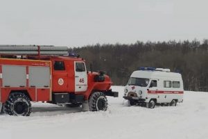 Курские спасатели вытащили застрявшую в снегу «скорую» с роженицей