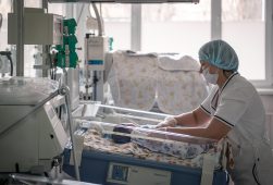 Акушерка из Курской области помогла родиться 10 тысячам малышей
