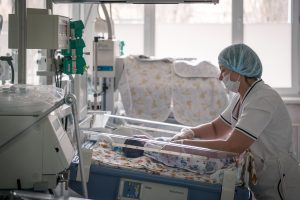 Акушерка из Курской области помогла родиться 10 тысячам малышей