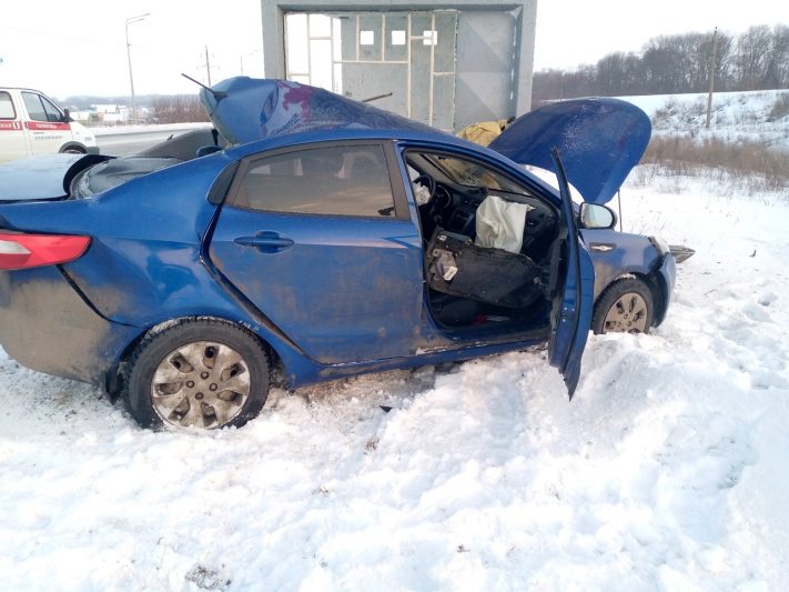 В Курской области автомобиль врезался в остановку
