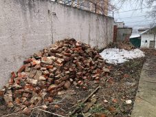 В Курске жильцы дома №18 на Горького жалуются на строительный мусор