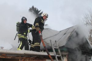 В Курске на улице 2-я Селикатная пожарные потушили дом