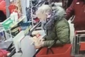 В Курске ищут женщину по подозрению в краже пакета с вещами