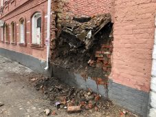 В Курске разрушается стена дома на улице Горького, 18