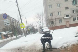 В центре Курска на дороге провалился асфальт