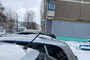 В Курске упавший с крыши лед разбил стекло машины