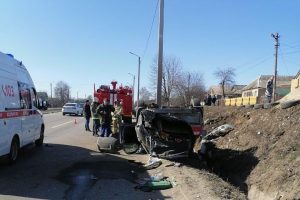 В Курске в опрокинувшемся автомобиле ранен водитель