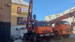 В Курске на Дзержинского убирают рекламные конструкции