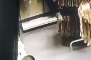 В Курске разыскивают подозреваемого в краже техники из магазина