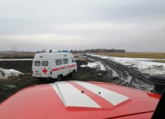 В Курской области пожарные отбуксировали скорую