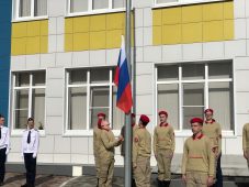 Учебная неделя в курских школах будет начинаться с поднятия флага России