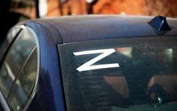 Курянин срезал букву «Z» со стекла чужого автомобиля и получил штраф