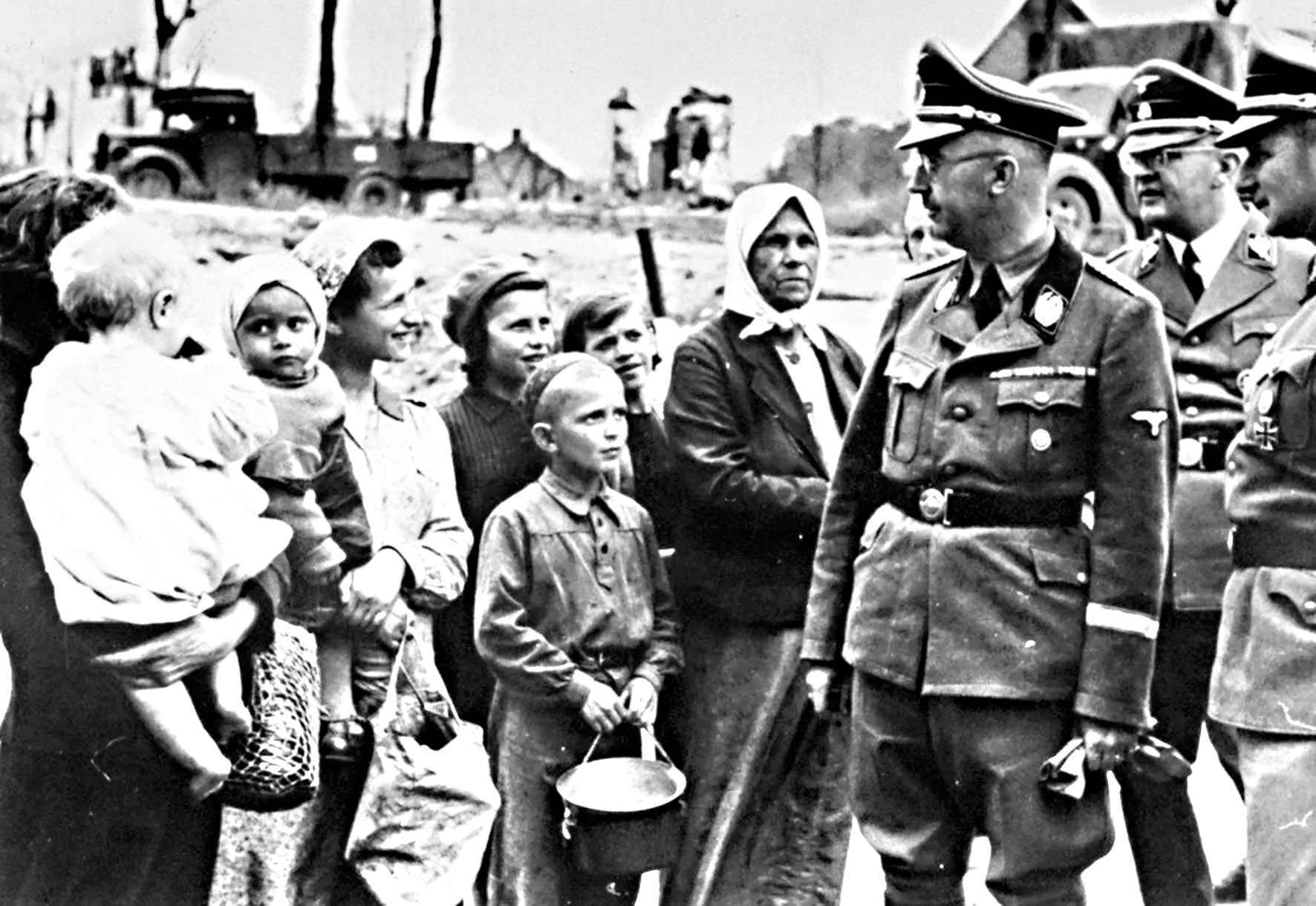Какая жизнь была до войны. Дети в оккупации в годы Великой Отечественной войны. Белоруссия 1941 Гиммлер. Немцы на оккупированных территориях СССР. Оккупированная немцами белорусская деревня.