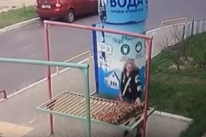 В Курске разыскивают женщину, укравшую с улицы чужой ковер
