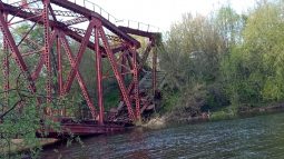 В Курске «Красный мост» упал в реку