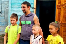 Артур Рекунов из Курской области один воспитывает троих детей