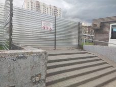 В Курске закрыли переход от остановки «Метеостанция»