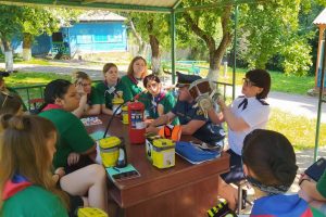 Курские спасатели проводят занятия в детских оздоровительных лагерях
