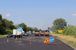 В Курской области ремонтируют дорогу, связывающую пять районов