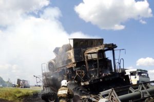 11 человек тушили горящий комбайн в Курской области