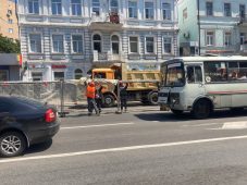 В центре Курска строительное ограждение повредило три автомобиля
