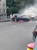 В Курске на парковке ТЦ «МегаГРИНН» загорелся автомобиль