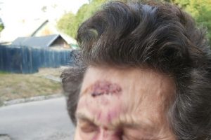 Пенсионерка  выпала из автобуса