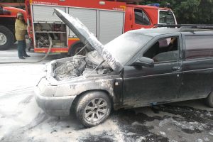 В Курске на проспекте Дружбы загорелся «ВАЗ 2111»