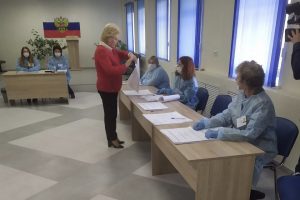 Глава Курского Горсобрания проголосовала на избирательном участке в Мокве