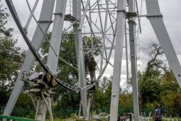 В Первомайском парке Курска демонтируют колесо обозрения