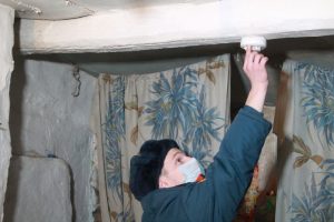В Курской области устанавливают пожарные извещатели в домах многодетных семей