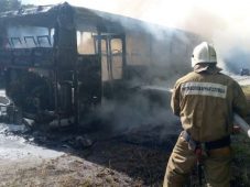 В Курской области при движении по трассе загорелся автобус