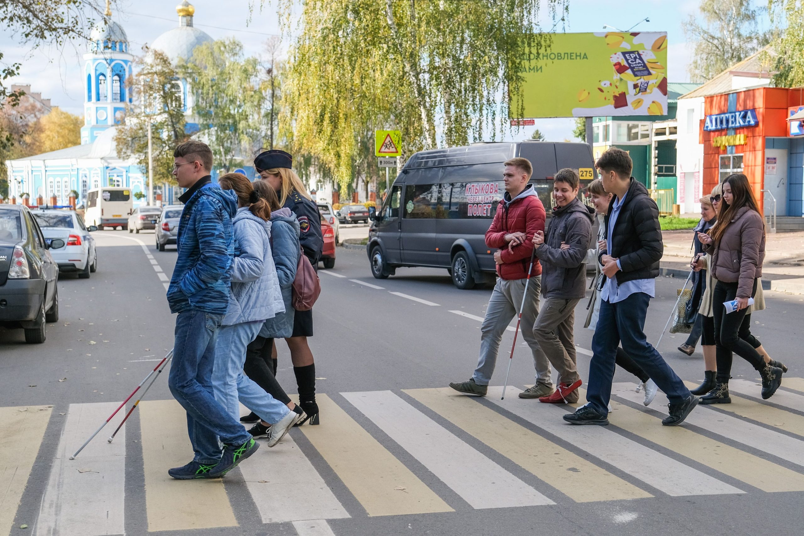 Пешеход россии. Пешеходный переход. Люди на пешеходном переходе. Люди в городе. Акция пешеход.