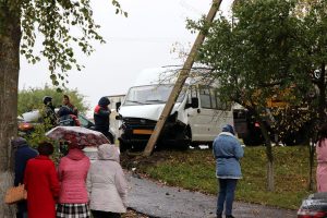 В Фатеже Курской области маршрутка снесла опору ЛЭП