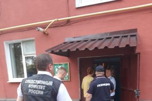 В Курской области 30-летняя пьяная женщина зарезала мужчину в подъезде