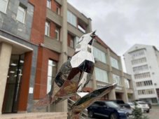 В Курске улицу Горького украсила новая скульптура соловья